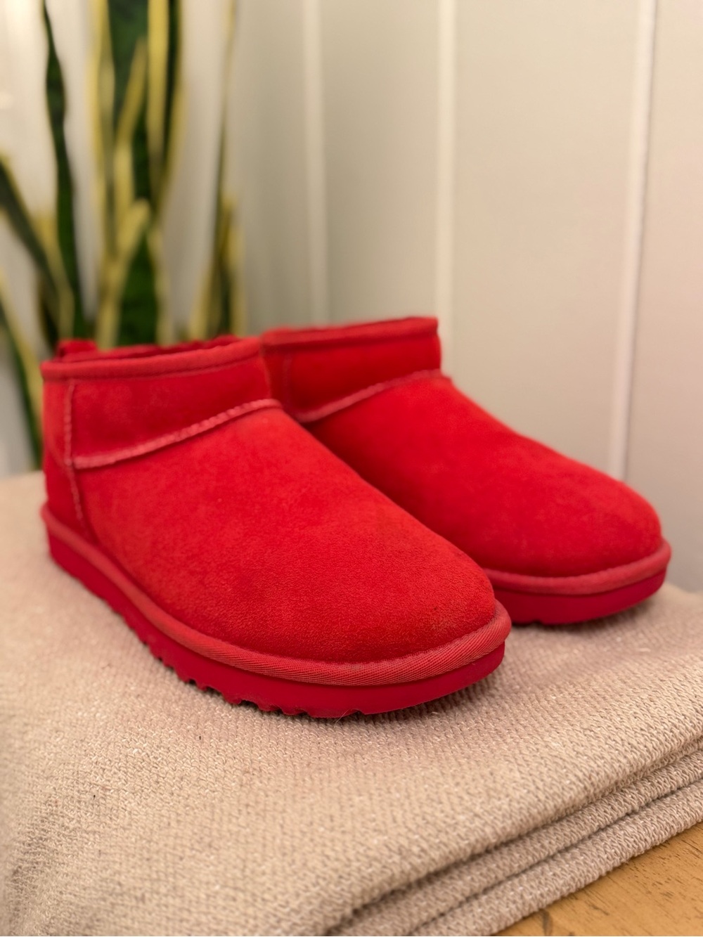 UGG Classic Mini II Boots Red Suede Women’s Size 9 ❤️